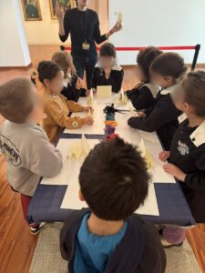 Il gruppo della prima B dell'Educandato Uccellis in visita a Casa Cavazzini
